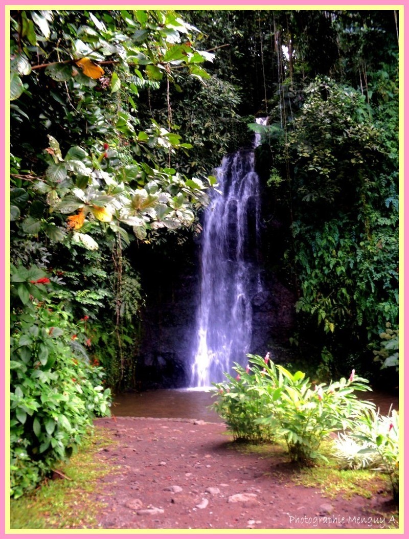 Le tour de l'île de Tahiti de Papeete au Marae de Arahurahu côte ouest Le tour de l'île de Tahiti de Papeete au Marae de Arahurahu côte ouest