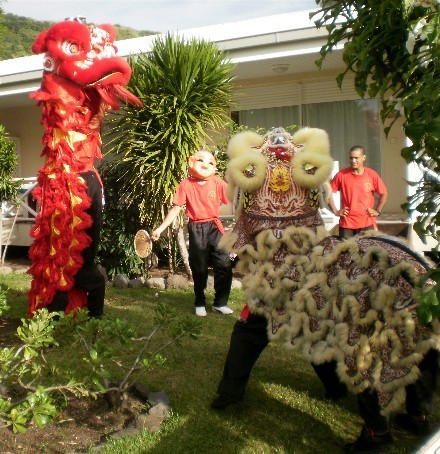 La danse du lion lors du nouvel an chinois du dragon d'eau