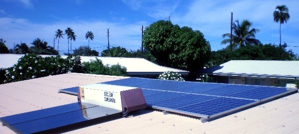 Les panneaux solaire de la pension de la plage récoltent l'énergie solaire