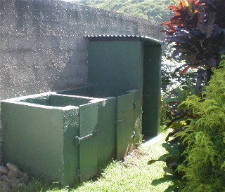 les déchets organiques sont mis dans notre compost